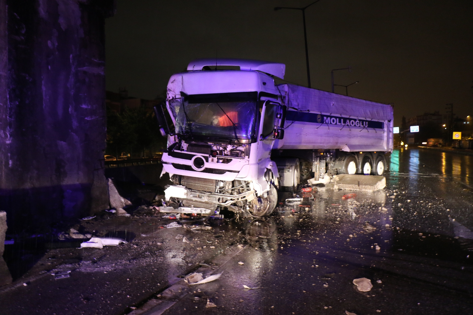 D-100’de hafriyat kamyonu beton bariyerlere çarptı: 1 yaralı