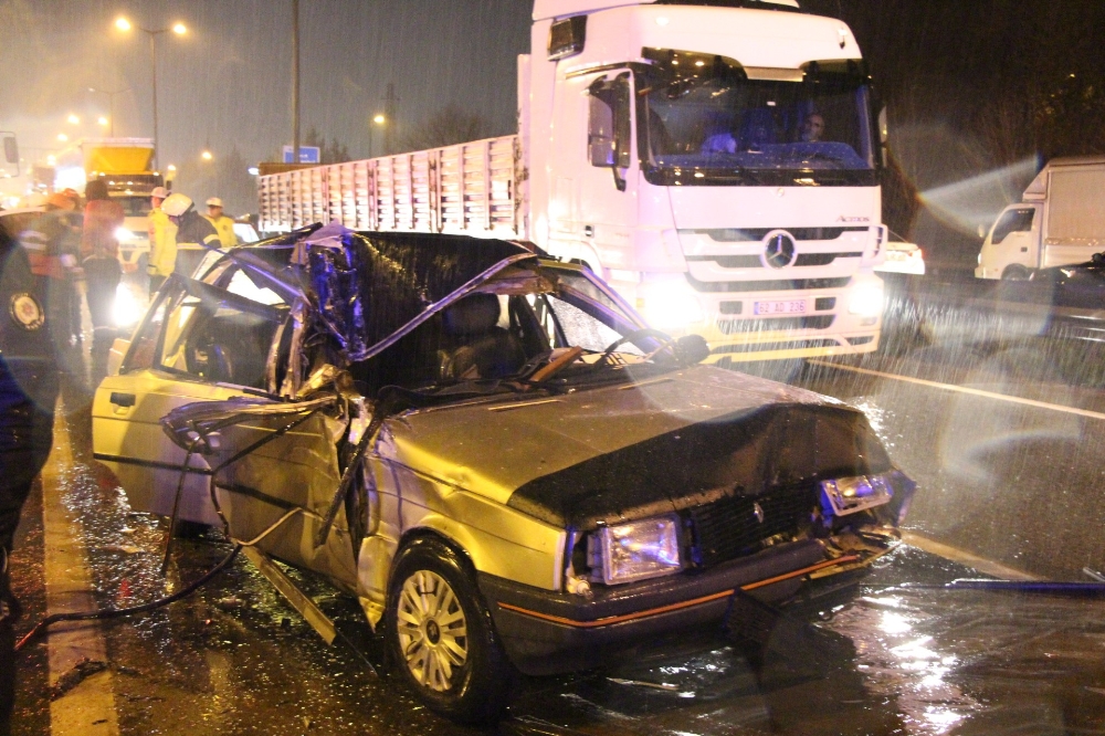 D100’de otomobil kamyona çarptı: 2’si çocuk 4 yaralı
