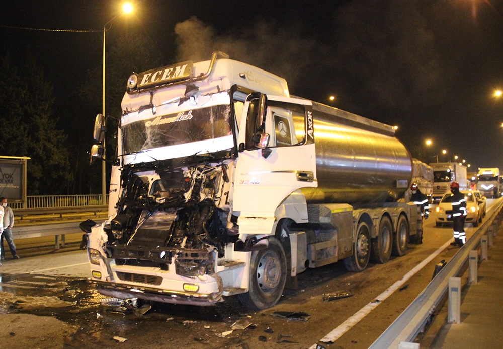 D100’de tanker, hafriyat kamyonuna çarptı: 2 yaralı