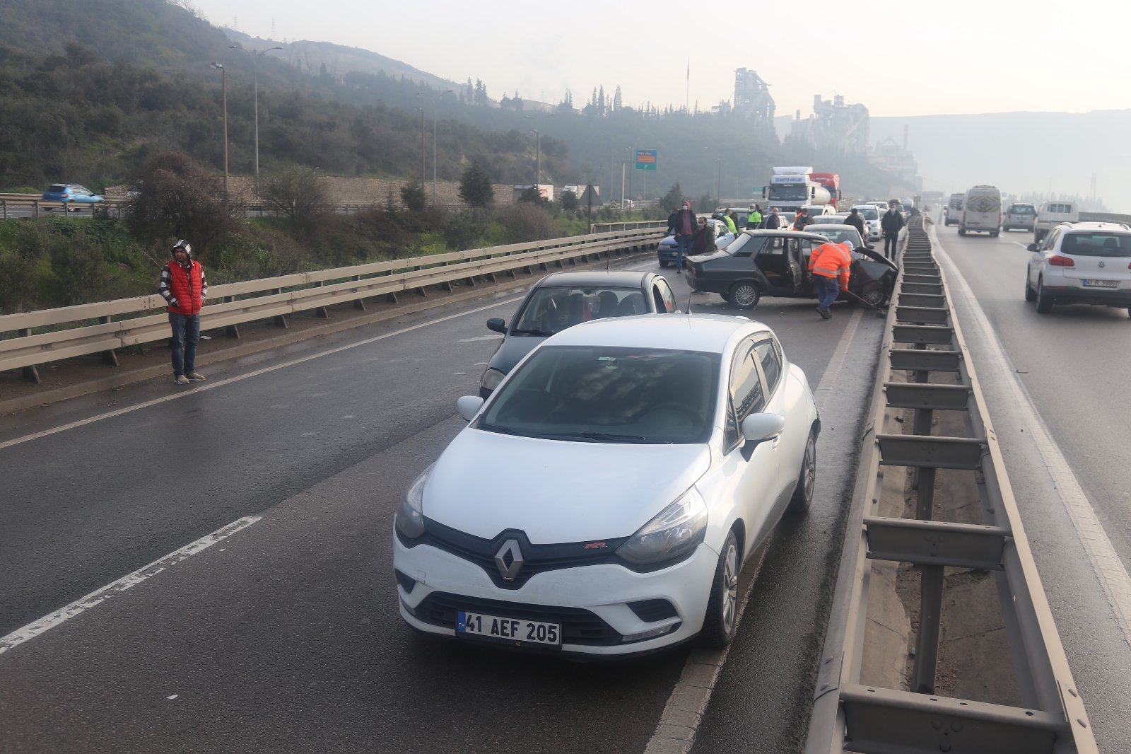 D100’de zincirleme trafik kazası: 6 yaralı