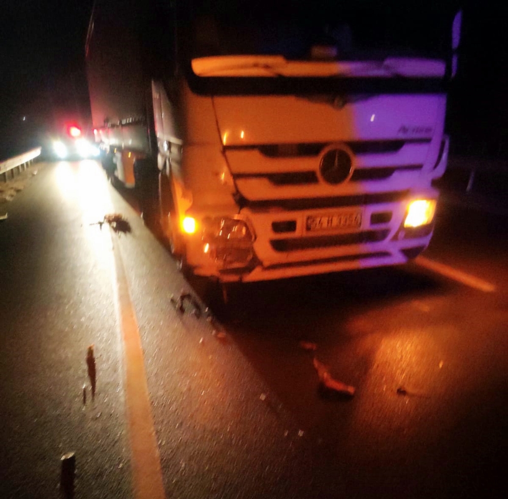 D140 karayolunda tır, patpata çarptı: 1’i ağır 3 yaralı