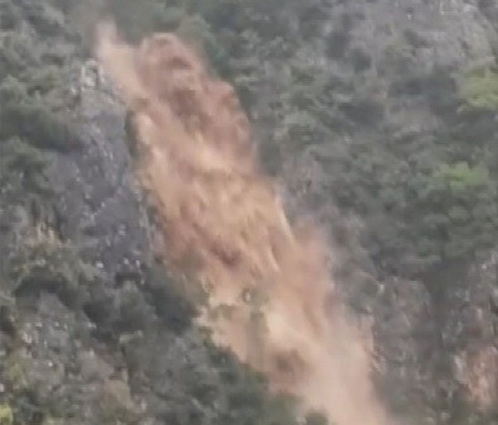 Dağ yarıldı, sel suları fışkırdı...O anlar kamerada