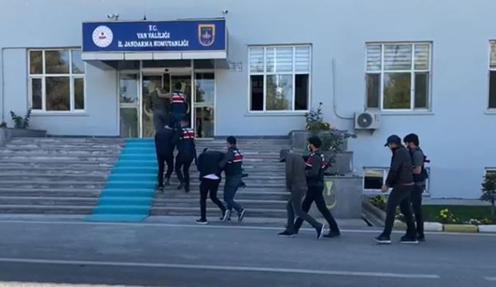 Dağdaki teröristlere eleman temin edeler kıskıvrak yakalandı