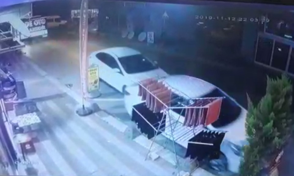 Dalgın Sürücünün Park Halindeki Araca Çarptığı Anlar Kamerada