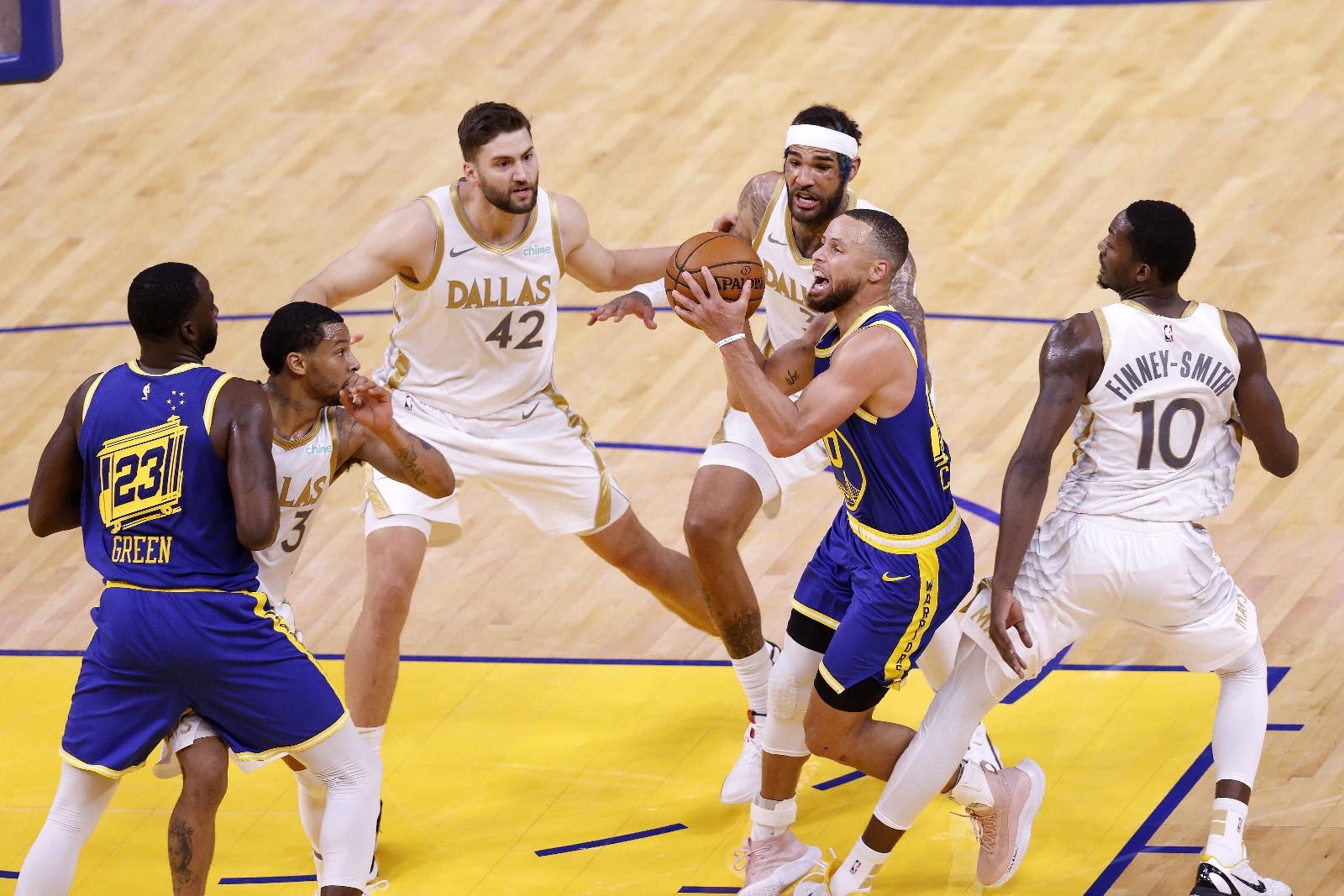 Dallas’tan Golden State Warriors’a 30 sayı fark