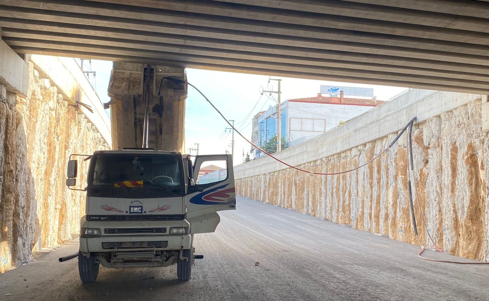 Damperi açık unutulan kamyon köprüye çarptı: 2 yaralı
