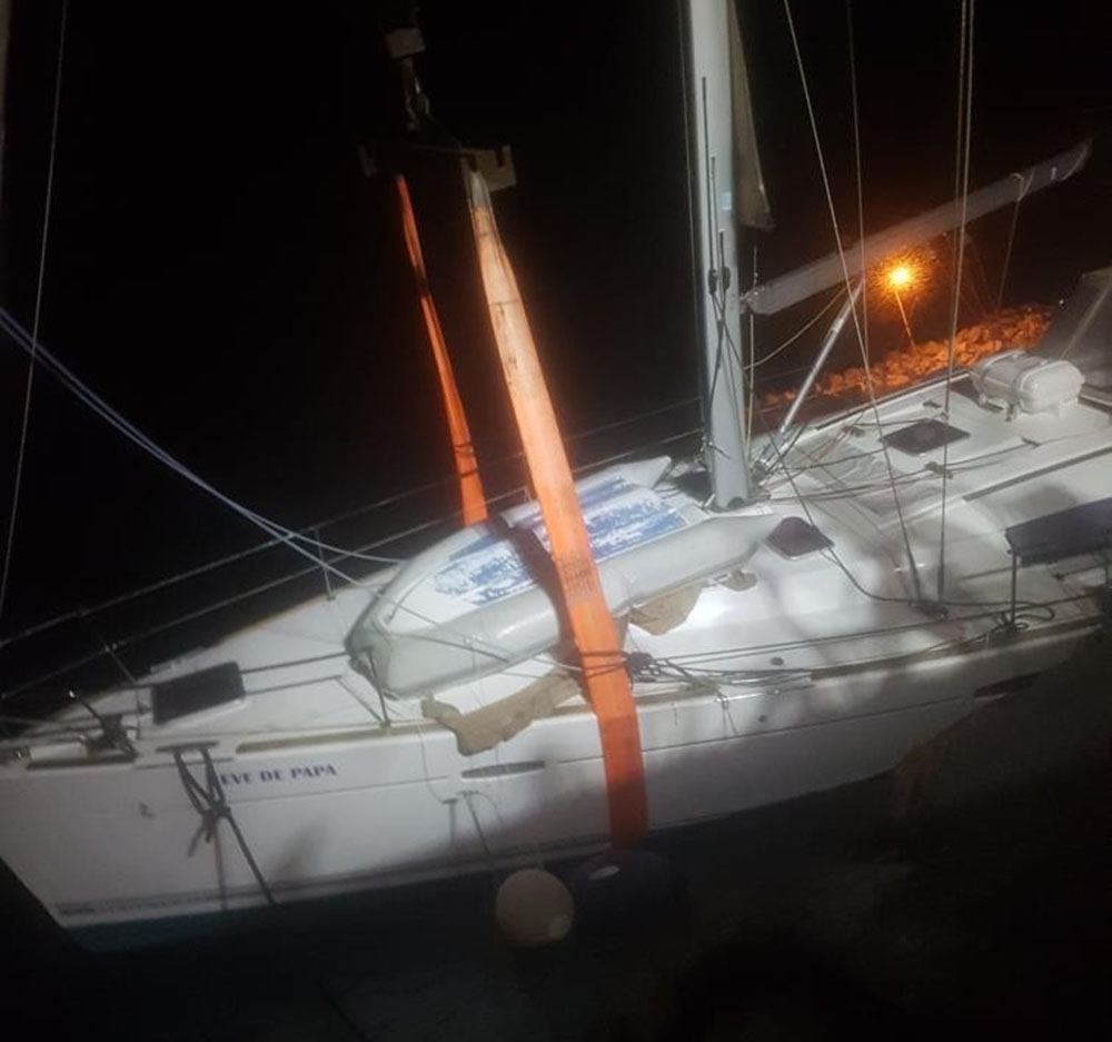 Datça’da fırtına sonrası tekne karaya oturdu