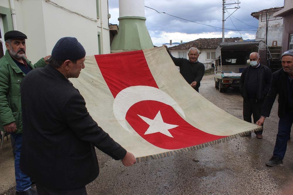 Dedelerinden kalan 300 yıllık bayrağa gözleri gibi bakıyorlar