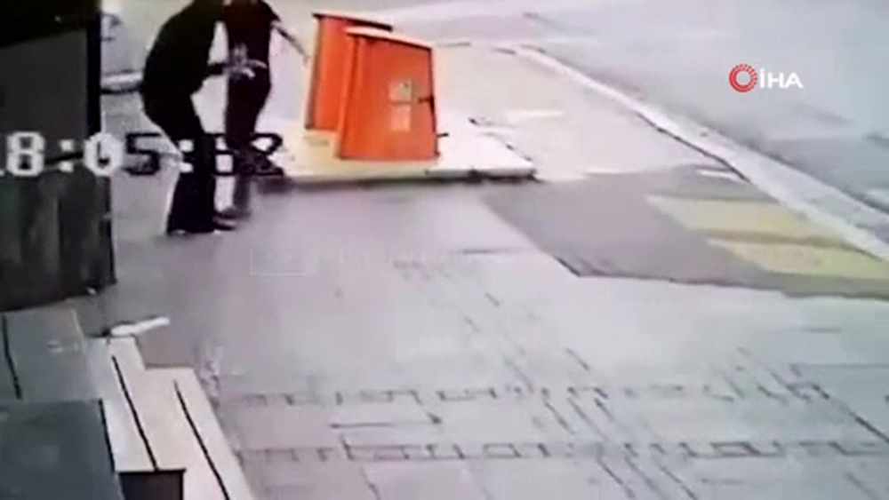 Defalarca bıçakladı: Dehşet anları kamerada