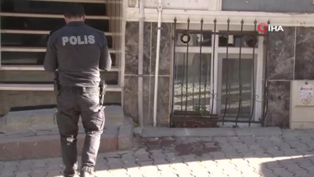 Dehşet, öz kızını torunlarının gözü önünde bıçakladı