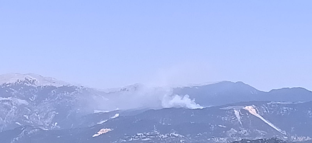 Demre’de ormanlık alanda yangın