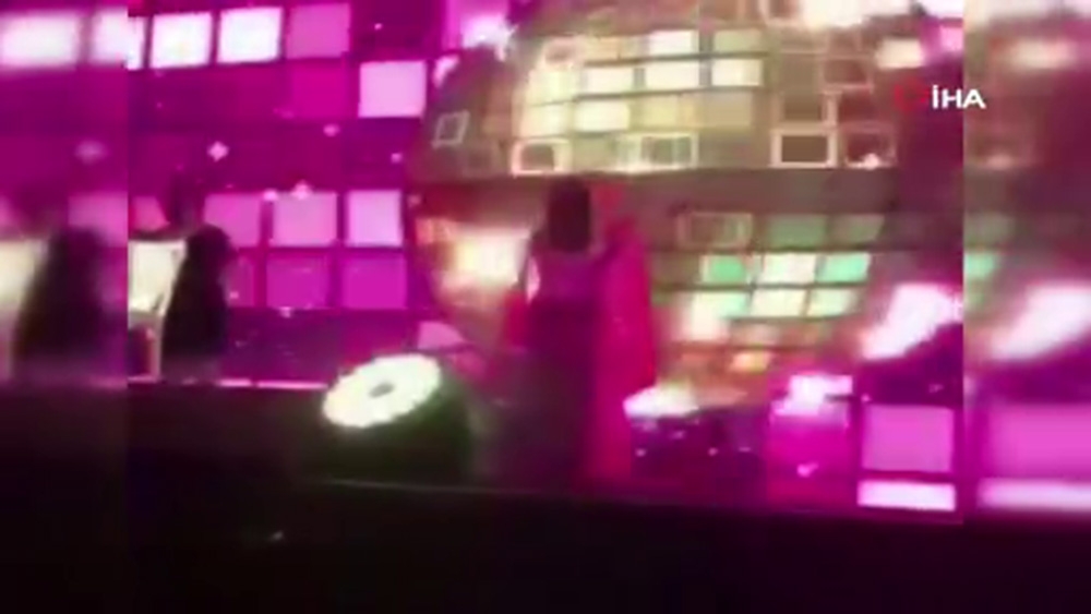 Deniz Seki Sahneden Düştü