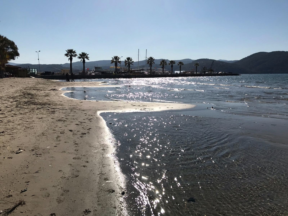 Deniz suyu 30 metre çekildi