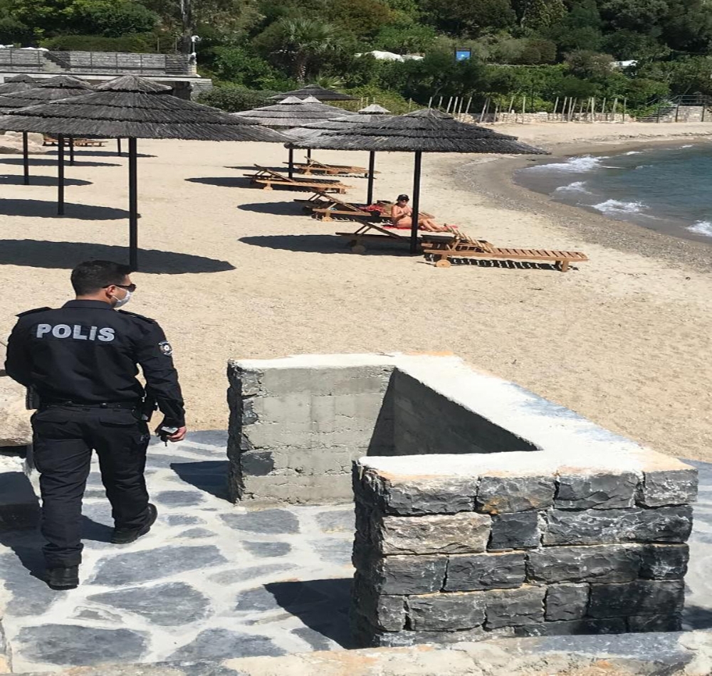 Denize girenler polisi görünce apar topar kaçtılar