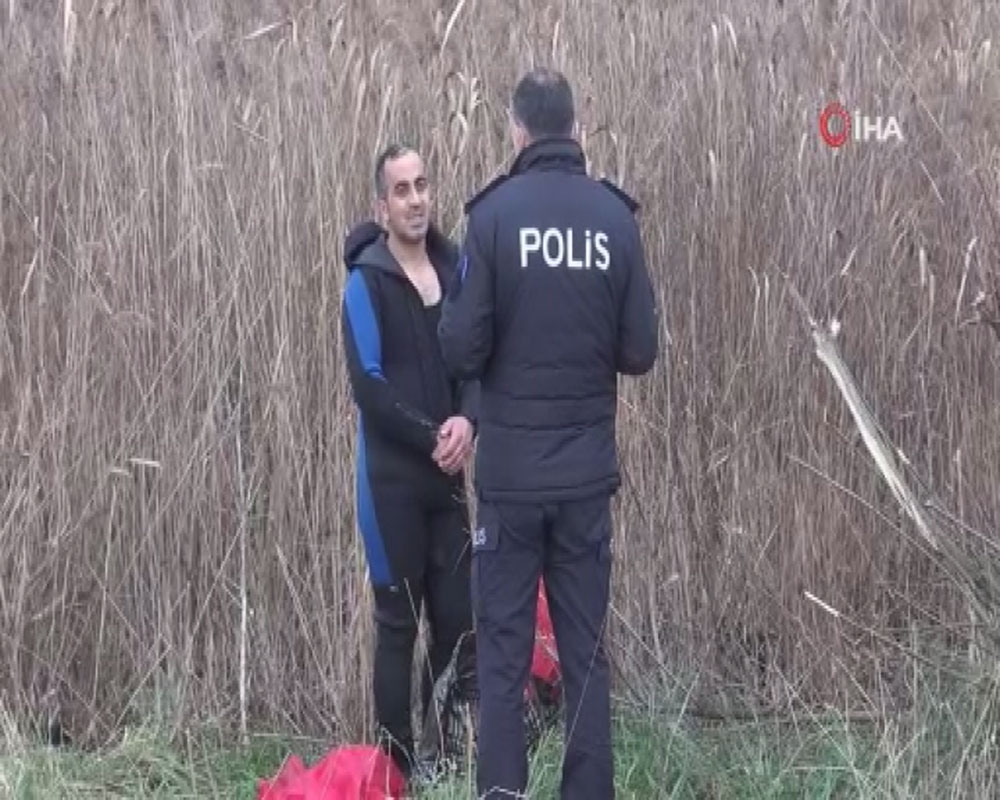Denize ve sazlıkların arasına kaçan midyecileri polis tek tek topladı