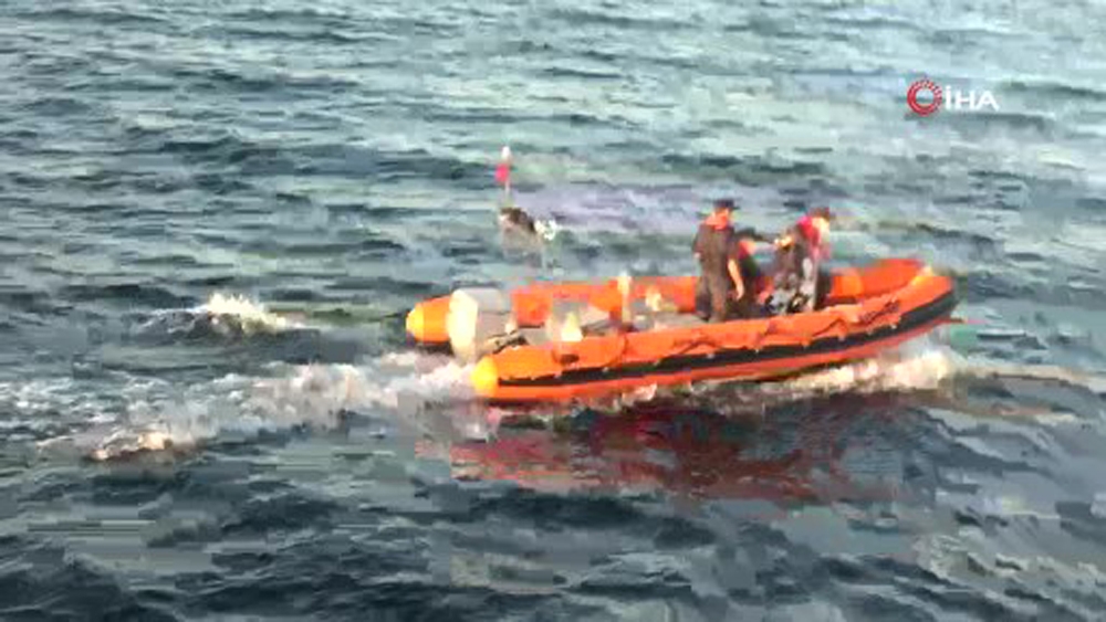 Denizin ortasında yaşlı çifti kurtarma operasyonu