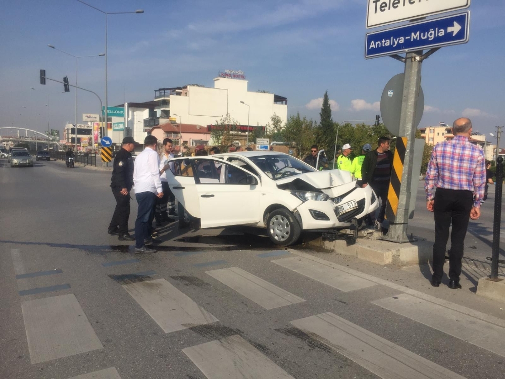Denizlide Aynı Yerde 2 Kaza: 4 Yaralı