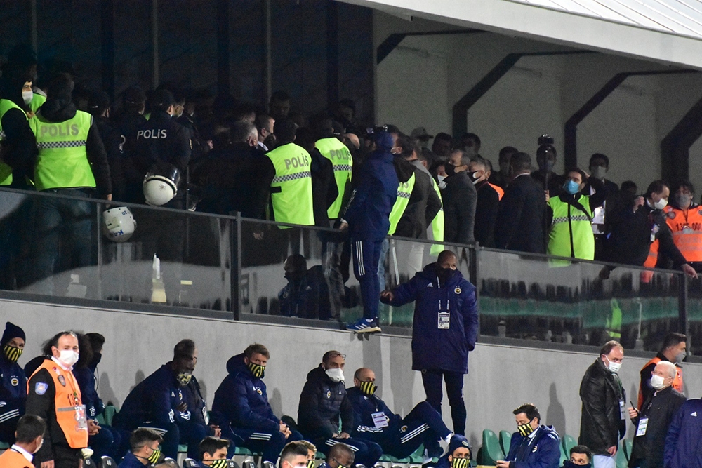 Denizlispor-Fenerbahçe maçında yöneticiler arasında tartışma çıktı
