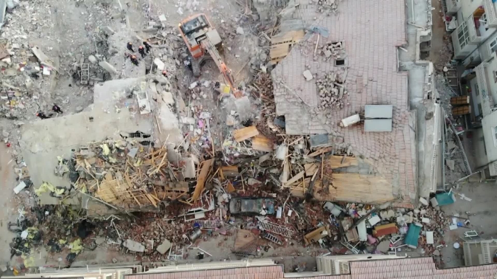 Deprem alanında sabahın ilk ışıklarıyla aramalara devam edildi