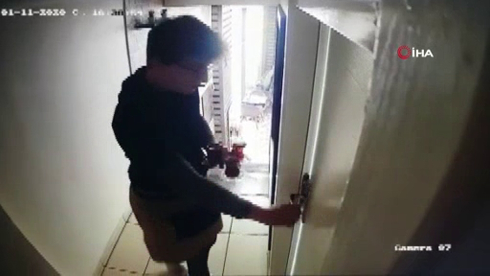 Deprem anında çay servisine devam etti