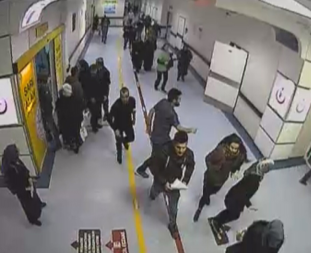 Deprem anında hastaların kaçışları güvenlik kameralarına yansıdı