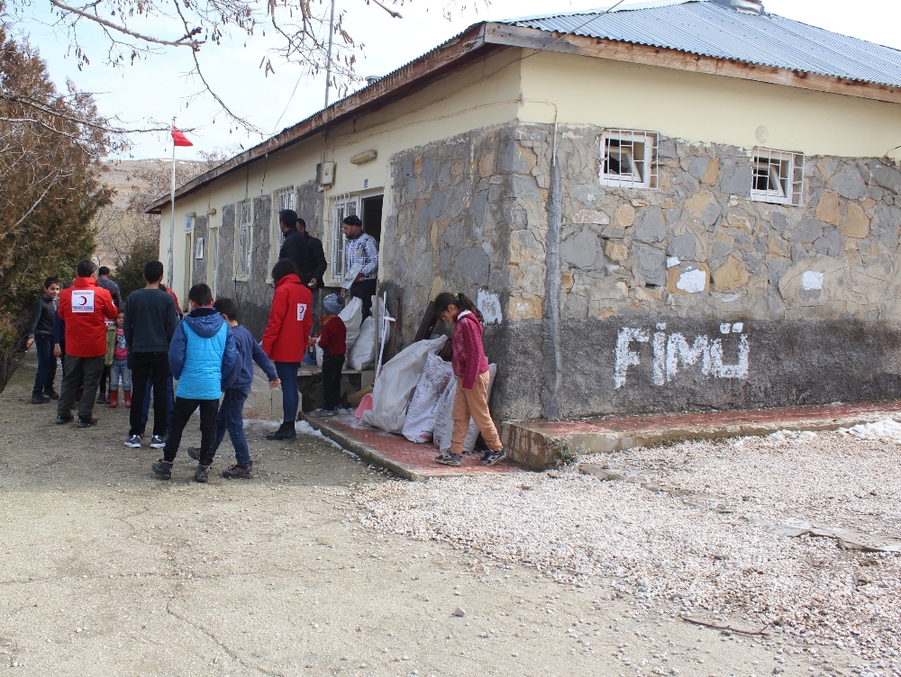 Deprem bölgesinde okullar eğitime hazırlanıyor