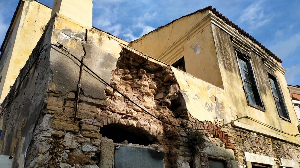 Deprem Çeşme’deki bazı binaların duvarlarını yıktı
