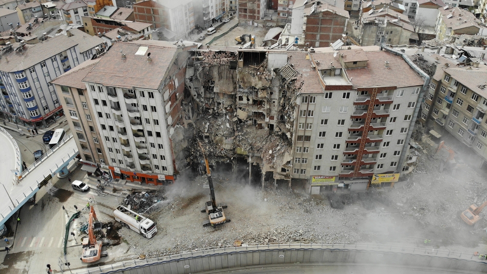 Deprem sonrası bin 400 yapı yıkıldı, çalışmalar sürüyor