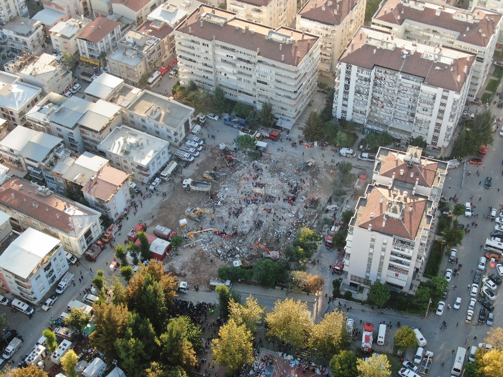 Deprem sonrası İzmir’de son durum havadan görüntülendi