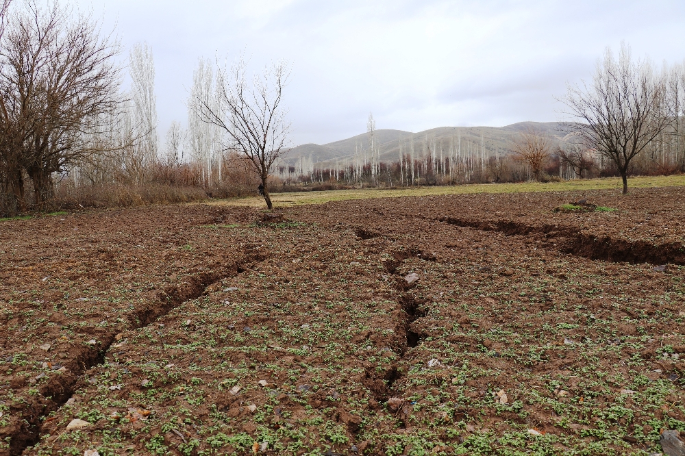 Deprem sonrasında oluşan dev yarıklar tedirgin ediyor