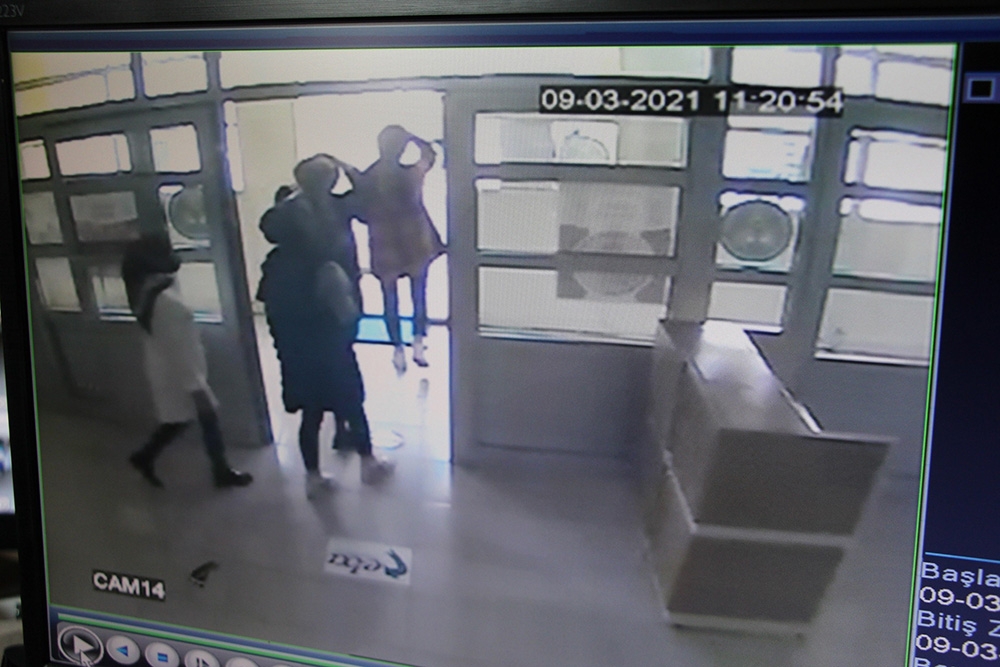 Deprem tatbikatında gerçek depreme yakalanan öğrenciler kamerada