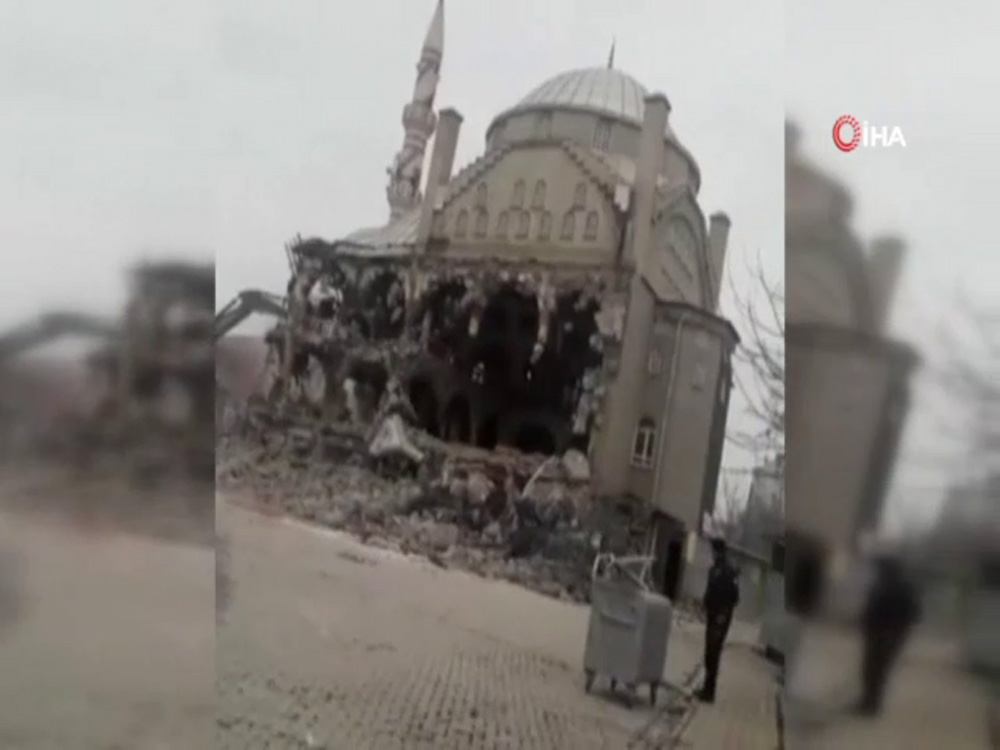 Depremde ağır hasar alan cami böyle çöktü