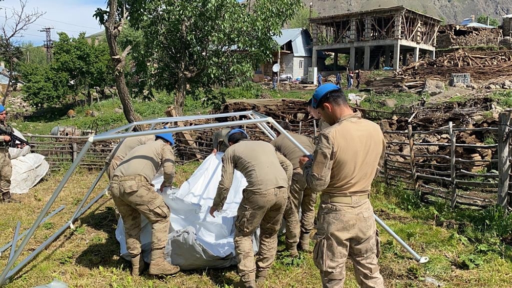 Depremde ağır hasar alan köyde çadırlar kuruluyor