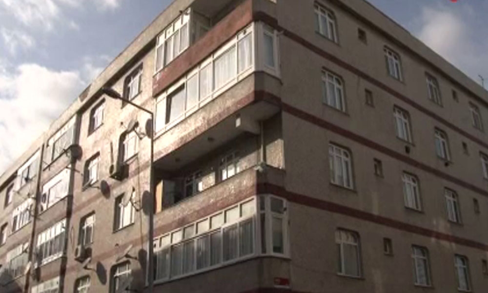 Depremde ağır hasar gördü, mührü kırıp oturmaya devam ettiler