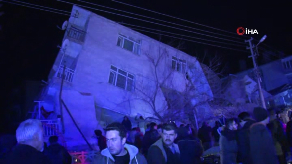 Depremde bina yan yattı