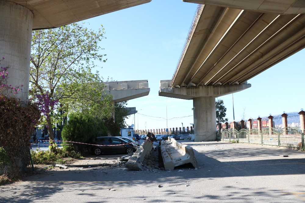 Depremde dev beton blokların araçların üzerine düşme anı