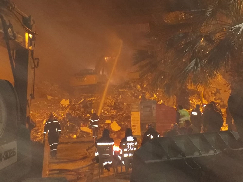 Depremde enkaz altında kalan Kulalı Nerrin Erakman’ı arama çalışmaları sürüyor