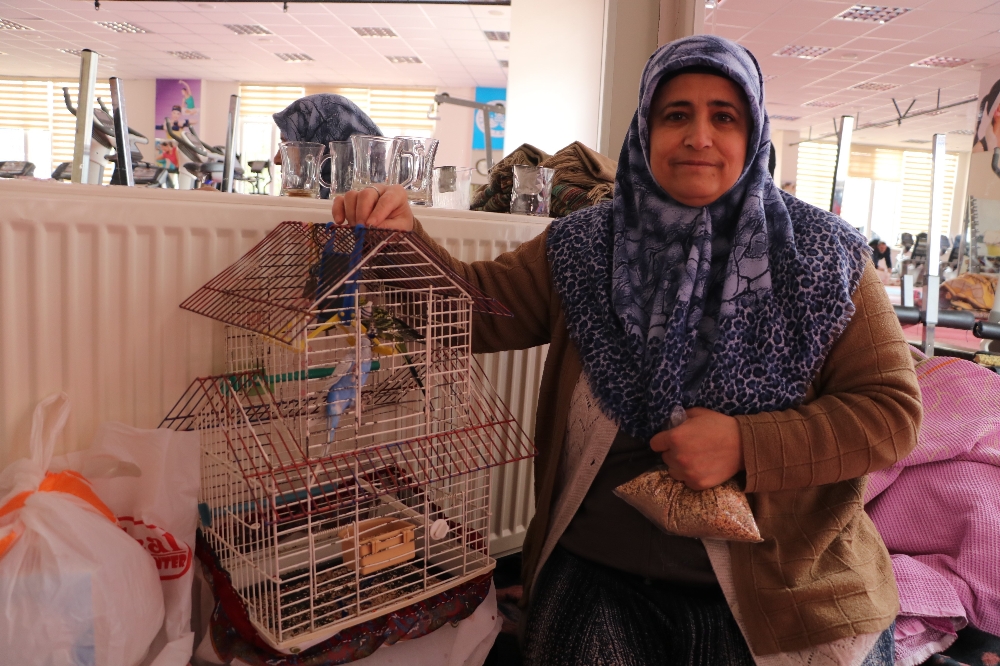 Depremde evindeki her şeyi bıraktı, kuşlarını kurtardı