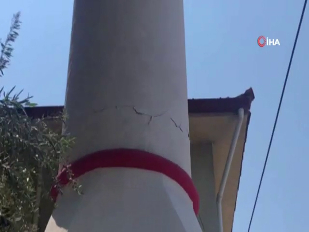Depremde hasar gören cami ibadete kapatıldı