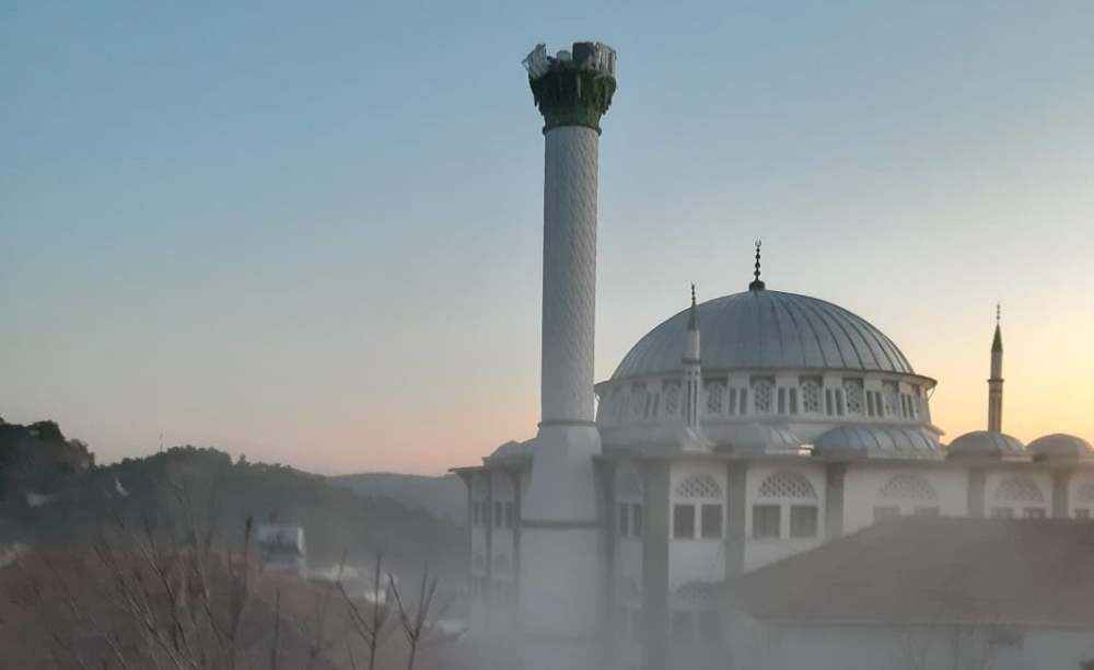 Depremde hasar gören cami minaresi  yıkıldı