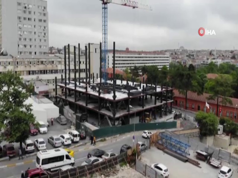 Depremde hasar gören İstanbul Tıp Fakültesi’nde yerinde dönüşüm devam ediyor