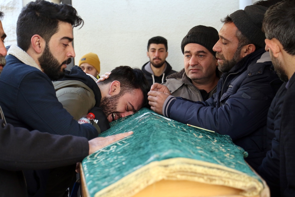 Depremde hayatını kaybeden 5 kişilik aile son yolculuğuna uğurlandı