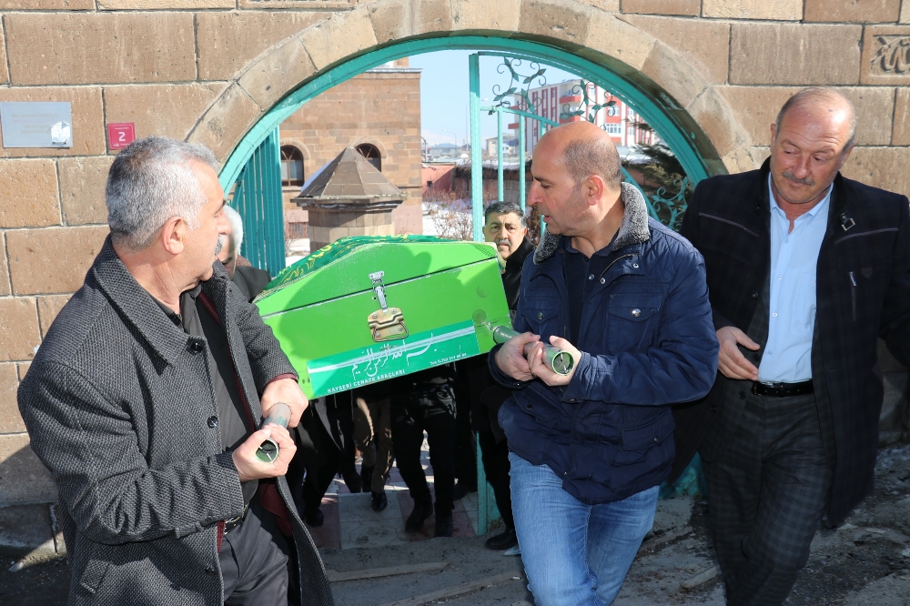 Depremde hayatını kaybeden Emirhan son yolculuğuna uğurlandı