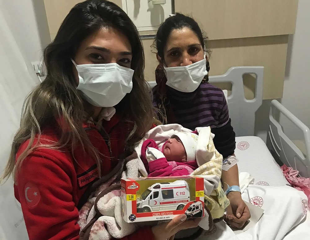 Depremde İnci’yi kurtaran Edanur, otobüste doğum yaptırdı