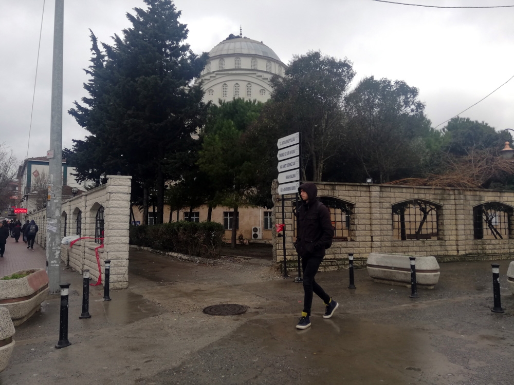 Depremde minaresi yıkıldı, fırtınada kubbe kaplaması söküldü