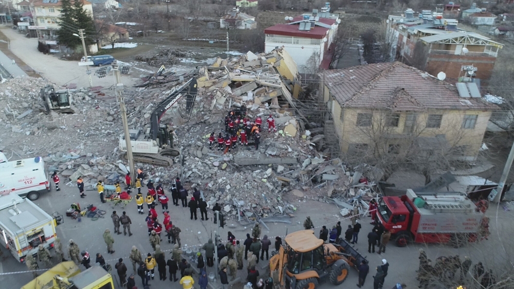Depremde yaralı sayısı bin 243’e yükseldi