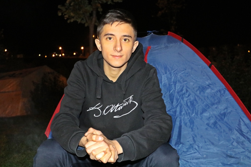 Depremden bir gün önce elektrik akımına kapılan genç, depremden de bir saniyeyle kurtuldu
