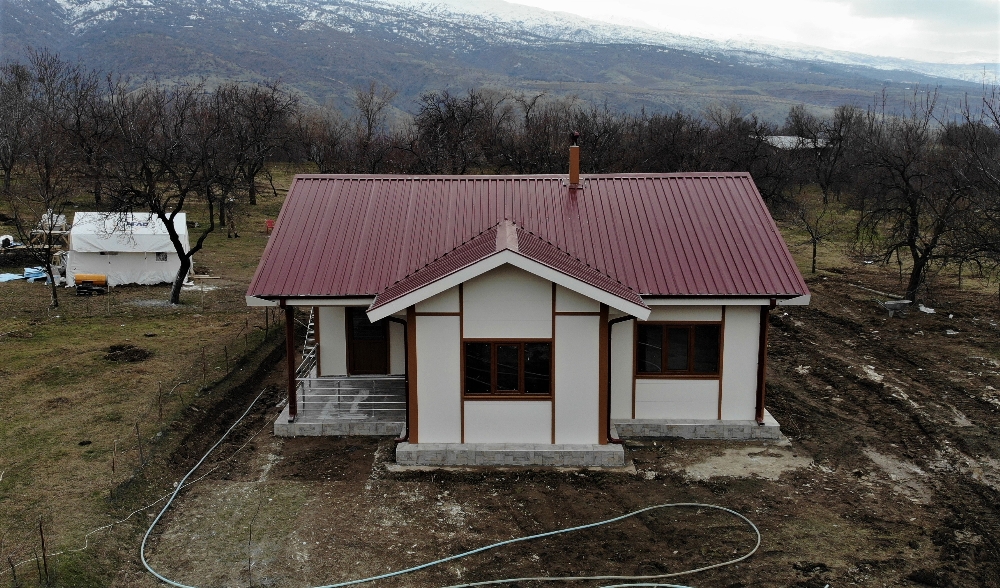Depremin ana merkezi Çevrimtaş’a ilk ‘örnek ev’ kuruldu