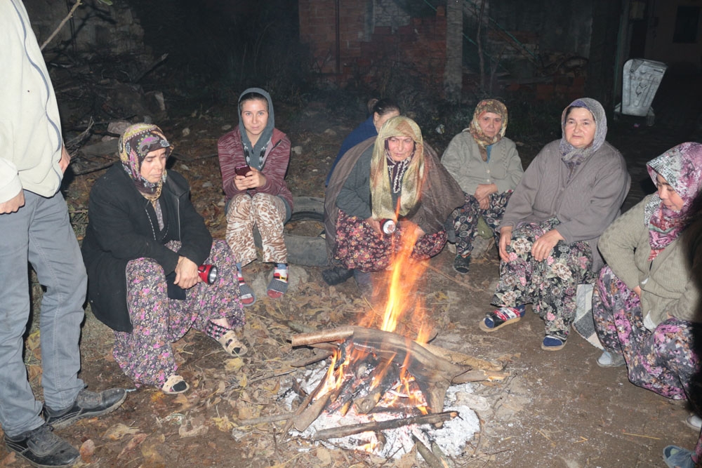 Depremin Merkezinde Vatandaşlar Sokakta