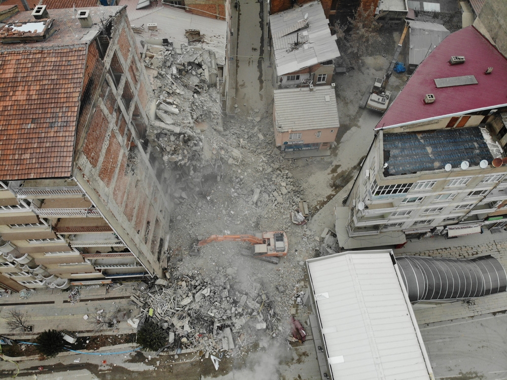 Depremin vurduğu Elazığ’da 23 noktada yıkım sürüyor